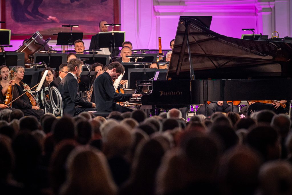 Boris Giltburg, Janáčkova filharmonie Ostrava, 27. září 2025, Zámecká Jízdárna Valtice (zdroj Lednicko-valtický hudební festival, foto Pavel Kristián jr.)