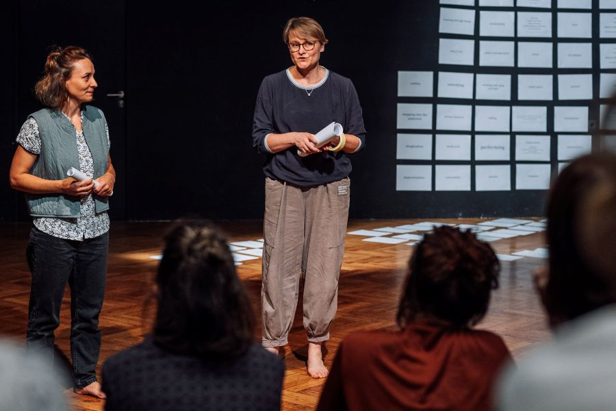 Mirka Eliášová a Mish Rais na performativní přednášce pro Immediatus Biennale v Brně Converging Threads (foto Marek Jančúch)