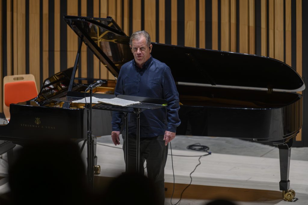 Ostravské dny: Dlouhá noc, Part III – Voice & piano, 29. srpna 2025, City Campus, Fakulta umění Ostravské univerzity – Nicholas Isherwood (zdroj Ostravské centrum nové hudby)