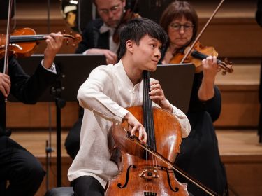 Dvořákova hudba ve mně hluboce rezonuje – její lyrická vřelost a folklorní kořeny mi připadají jako domov, říká čínský violoncellista Yibai Chen
