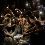 Wolfgang Amadeus Mozart: Idomeneo, Státní opera Praha – Evan LeRoy Johnson, Sbor Státní opery (foto: Serghei Gherciu)