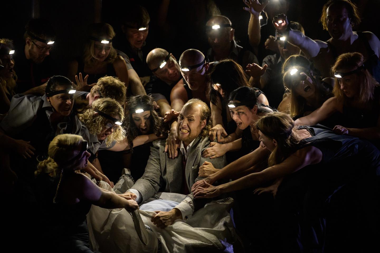 Wolfgang Amadeus Mozart: Idomeneo, Státní opera Praha – Evan LeRoy Johnson, Sbor Státní opery (foto: Serghei Gherciu)