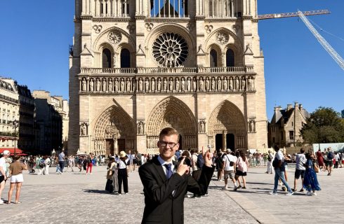 Juraj Křemen před katedrálou Notre-Dame (zdroj Renáta Pavlová)