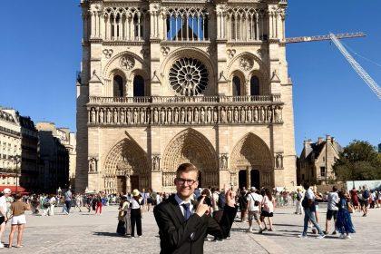 Juraj Křemen před katedrálou Notre-Dame (zdroj Renáta Pavlová)