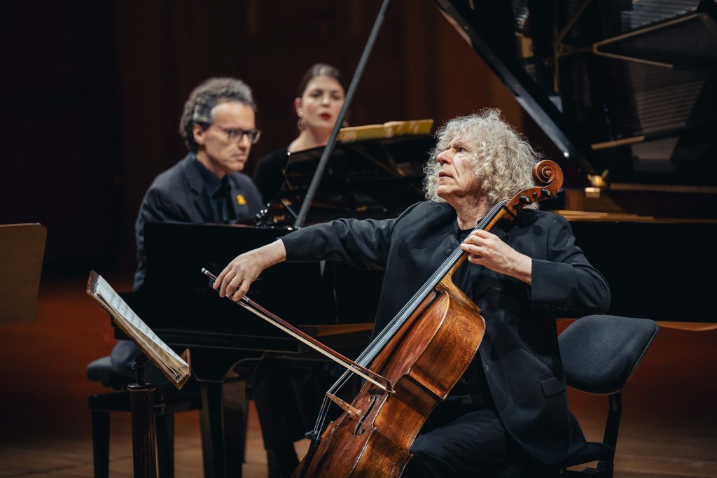 Český spolek pro komorní hudbu: Bell, Isserlis, Kissin, 29. září 2025, Rudolfinum, Dvořákova síň – Steven Isserlis (foto Petr Chodura)