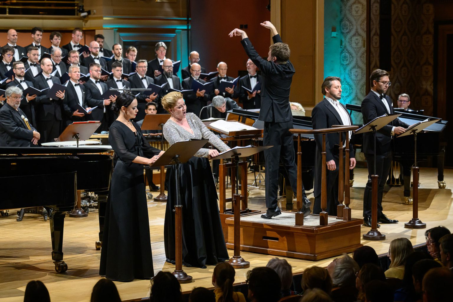 Anna Gorjačova, Kateřina Kněžíková, Lukáš Vasilek, Denys Pivnickij, Domen Križaj, Pražský filharmonický sbor, 7. října 2025, Rudolfinum, Praha (zdroj Pražský filharmonický sbor, foto Petra Hajská)