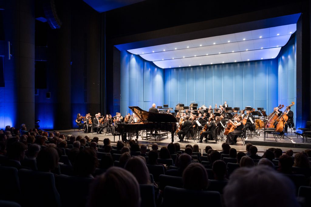 Fazıl Say hraje Beethovena, 2. února 2025, Janáčkovo divadlo, Brno – Fazıl Say, Dennis Russell Davies a Filharmonie Brno (foto Jan Prokopius)