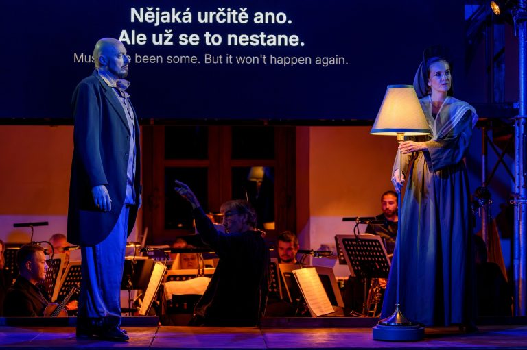 Philip Glass: Proces, kostel sv. Václava v Ostravě, 9. října 2025 – Jiří Hájek, Anna Nitrová (foto Martin Popelář)