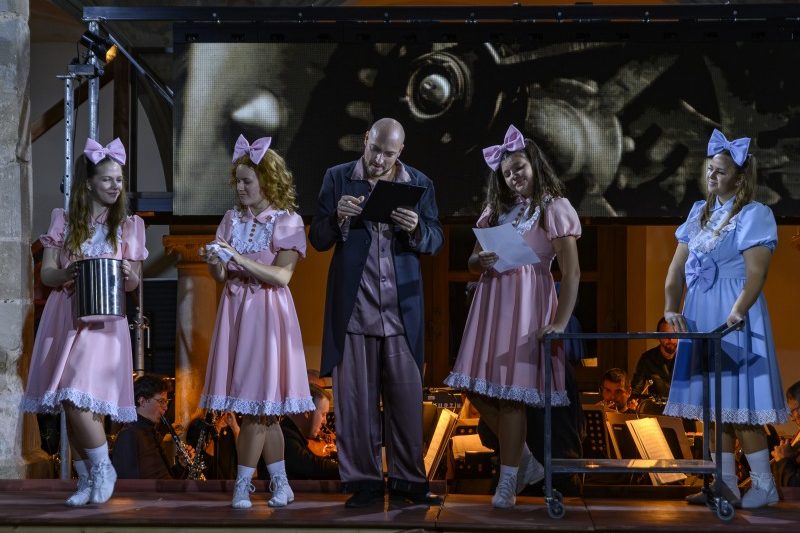 Philip Glass: Proces, kostel sv. Václava v Ostravě, 9. října 2025 – Jiří Hájek, Členky operního studia NDM (foto Martin Popelář)