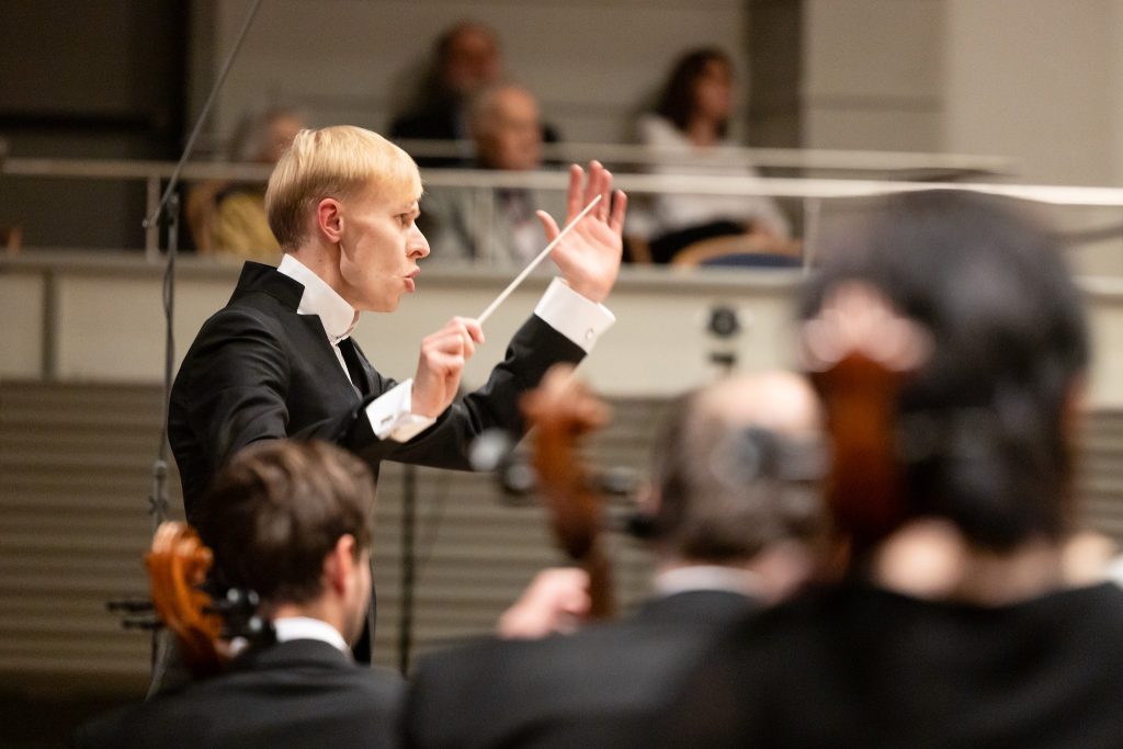 Hudební fórum: B2/F1 – Boulez a Kurtág 100, Sál Soni Červené, 9. října 2025 – Henri Aavik (foto Michal Dědič)