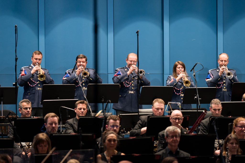 Hudba Hradní stráže a Policie ČR, BBC Concert Orchestra, 12. října 2025, Janáčkovo divadlo Brno (zdroj Moravský podzim)
