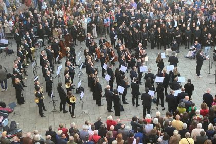 Protest před Teatro La Fenice (zdroj Ytali)