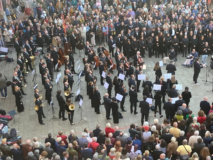 Protest před Teatro La Fenice (zdroj Ytali)