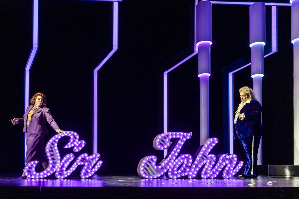 Giuseppe Verdi: Falstaff – Marie-Nicole Lemieux, Nicola Alaimo, Semperoper Drážďany (zdroj Semperoper Dresden, foto Jochen Quast)