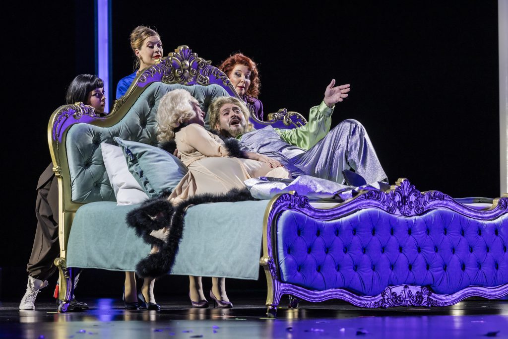 Giuseppe Verdi: Falstaff – Rosalia Cid, Eleonora Buratto, Nicola Alamo, Nicole Chirka, Marie-Nicole Lemieux, Semperoper Drážďany (zdroj Semperoper Dresden, foto Jochen Quast)