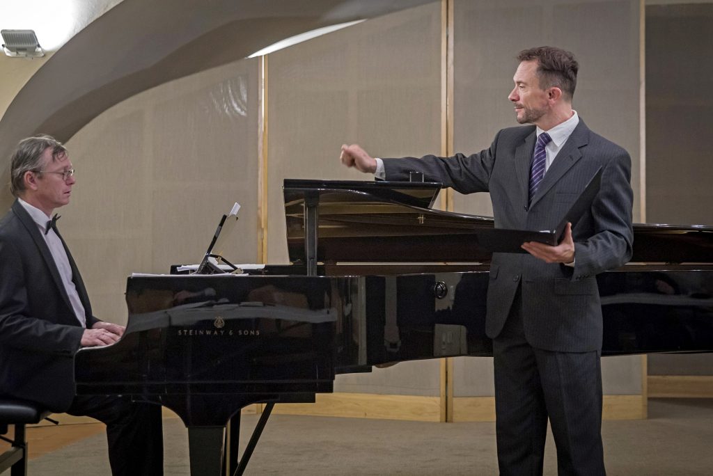 Filip Sychra a klavírista Daniel Wiesner při interpretaci vítězného melodramu Čest práci, tati! (foto Martin Myslivec)