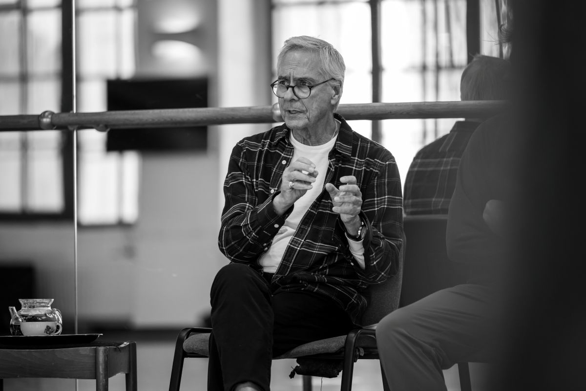 John Neumeier zkouší v Baletu ND premiéru Liliom (foto Serghei Gherciu)