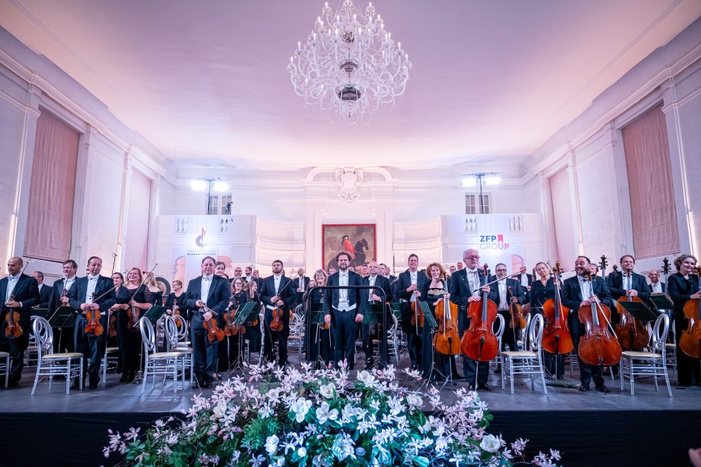 Lednicko-valtický hudební festival – Závěrečný galakoncert LVHF 2025, 18. října 2025, Zámecká jízdárna Valtice – Tomáš Brauner a Slovenská filharmonie (foto Pavel Kristián jr.)
