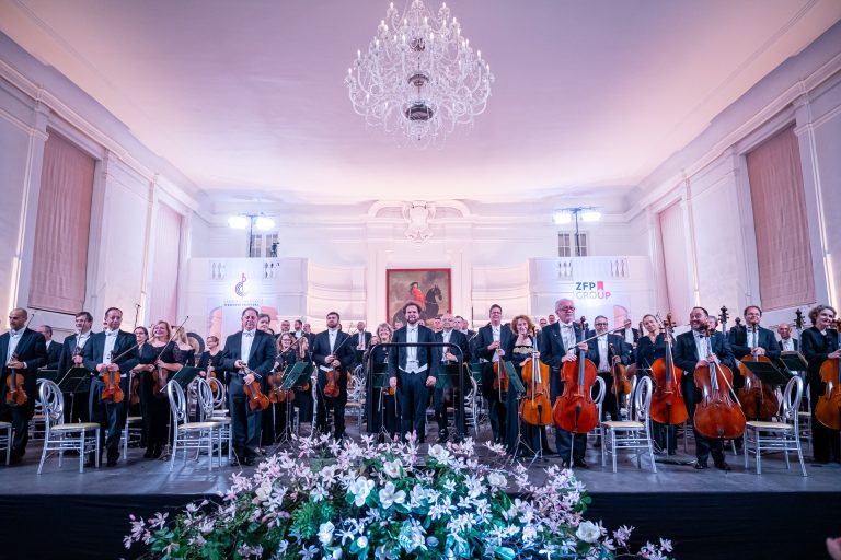 Lednicko-valtický hudební festival – Závěrečný galakoncert LVHF 2025, 18. října 2025, Zámecká jízdárna Valtice – Tomáš Brauner a Slovenská filharmonie (foto Pavel Kristián jr.)