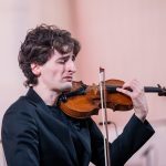 Lednicko-valtický hudební festival – Závěrečný galakoncert LVHF 2025, 18. října 2025, Zámecká jízdárna Valtice – Joshua Brown (foto Pavel Kristián jr.)