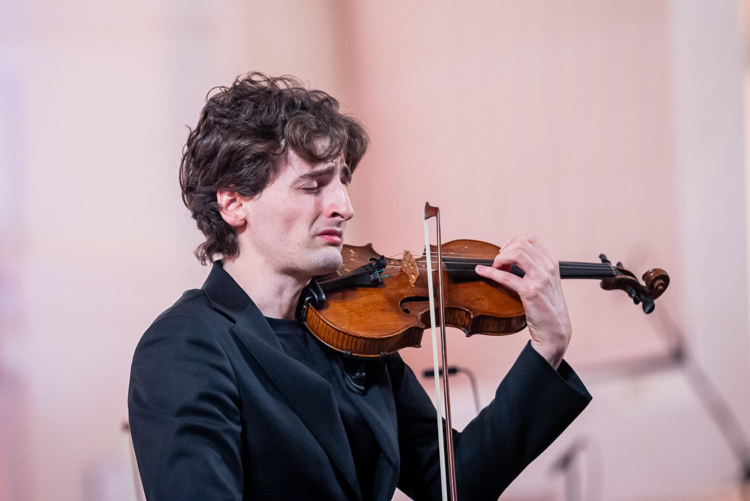 Lednicko-valtický hudební festival – Závěrečný galakoncert LVHF 2025, 18. října 2025, Zámecká jízdárna Valtice – Joshua Brown (foto Pavel Kristián jr.)