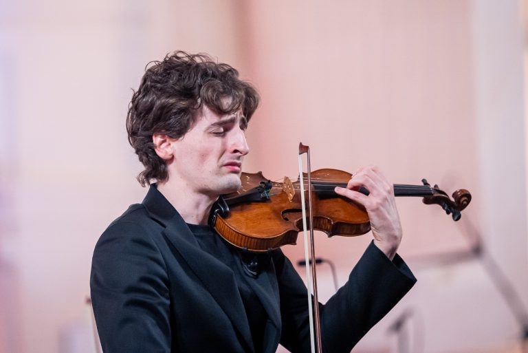 Lednicko-valtický hudební festival – Závěrečný galakoncert LVHF 2025, 18. října 2025, Zámecká jízdárna Valtice – Joshua Brown (foto Pavel Kristián jr.)