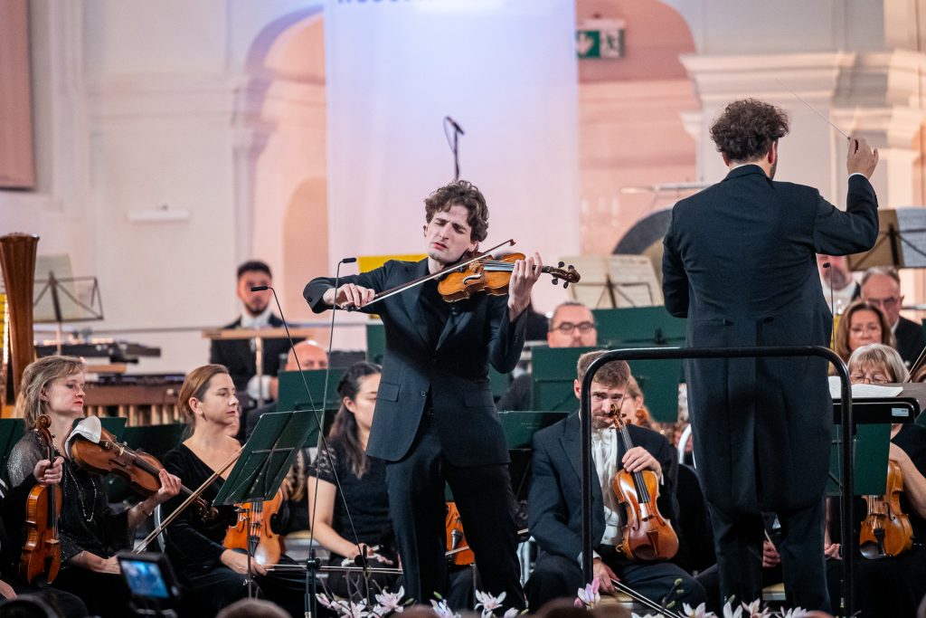 Lednicko-valtický hudební festival – Závěrečný galakoncert LVHF 2025, 18. října 2025, Zámecká jízdárna Valtice – Joshua Brown, Tomáš Brauner a Slovenská filharmonie (foto Pavel Kristián jr.)