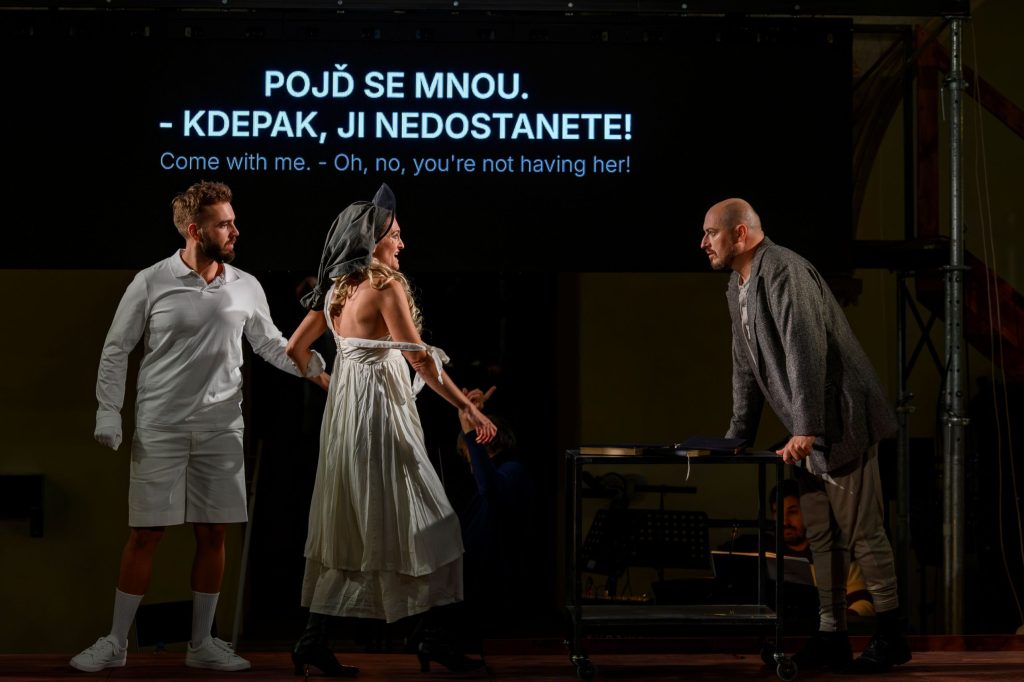 Philip Glass: Proces, Národní divadlo moravskoslezské – Vincenc Ignác Novotný, Anna Nitrová a Jiří Hájek (foto Martin Popelář)