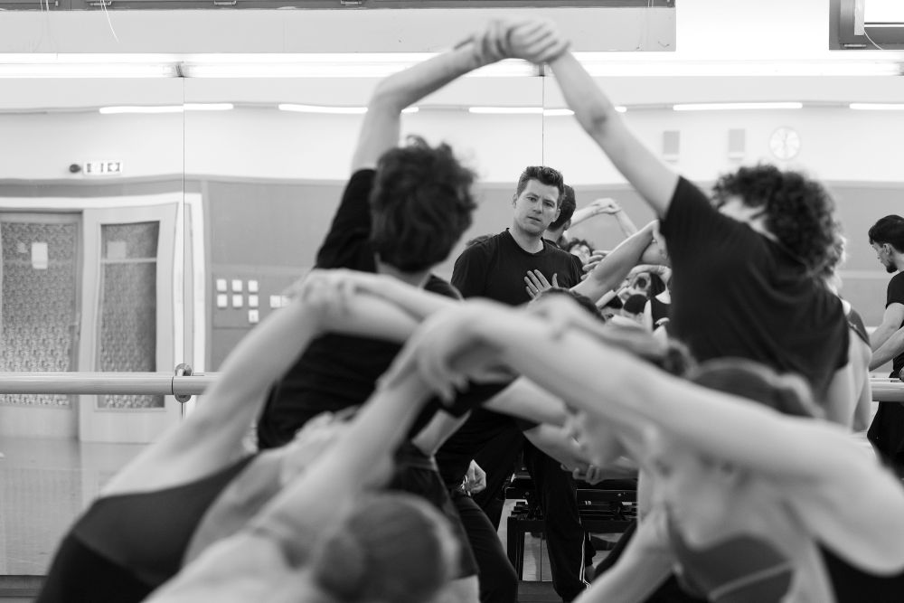 Igor Stravinskij: Pták Ohnivák/Svěcení jara, Moravské divadlo Olomouc – George Williamson na zkoušce (foto Tereza Hrubá)