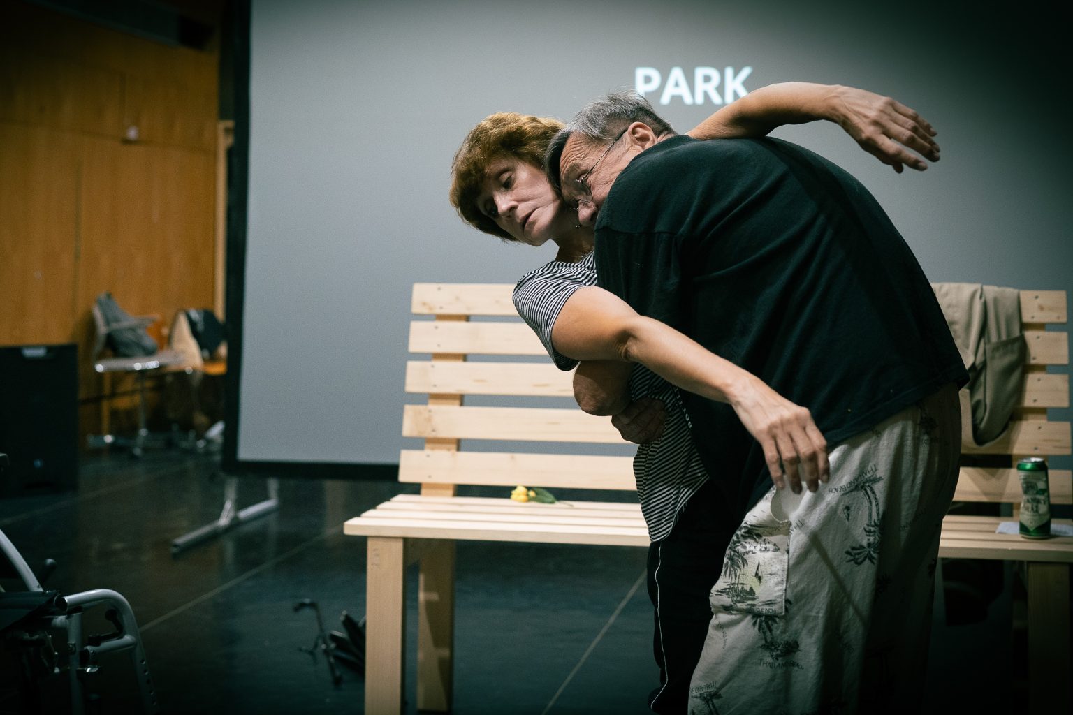 Radim Vizváry: V parku, zkouška – Zuzana Hrzalová a Josef Kotěšovský (foto Jan Malíř)