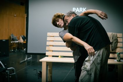 Radim Vizváry: V parku, zkouška – Zuzana Hrzalová a Josef Kotěšovský (foto Jan Malíř)