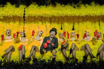 Leoš Janáček: Příhody lišky Bystroušky, Barcelona, Gran Teatre del Liceu – Roger Padullés a sbor divadla (foto David Ruano)