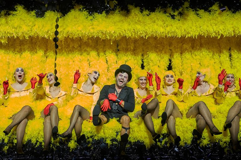 Leoš Janáček: Příhody lišky Bystroušky, Barcelona, Gran Teatre del Liceu – Roger Padullés a sbor divadla (foto David Ruano)