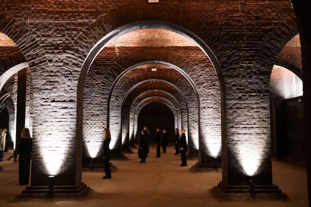 Poslední pohanské obřady ve Vodojemech 17. října 2025, Vodojemy Žlutý kopec, Brno – sbory BAS a Kantiléna (foto Jan Prokopius)