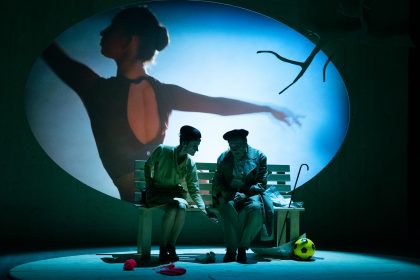 Radim Vizváry: V parku, Laterna magika, La Fabrika – Zuzana Hrzalová a Josef Kotěšovský (foto Jan Malíř)