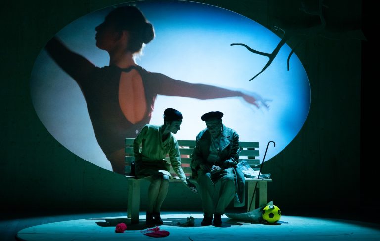 Radim Vizváry: V parku, Laterna magika, La Fabrika – Zuzana Hrzalová a Josef Kotěšovský (foto Jan Malíř)