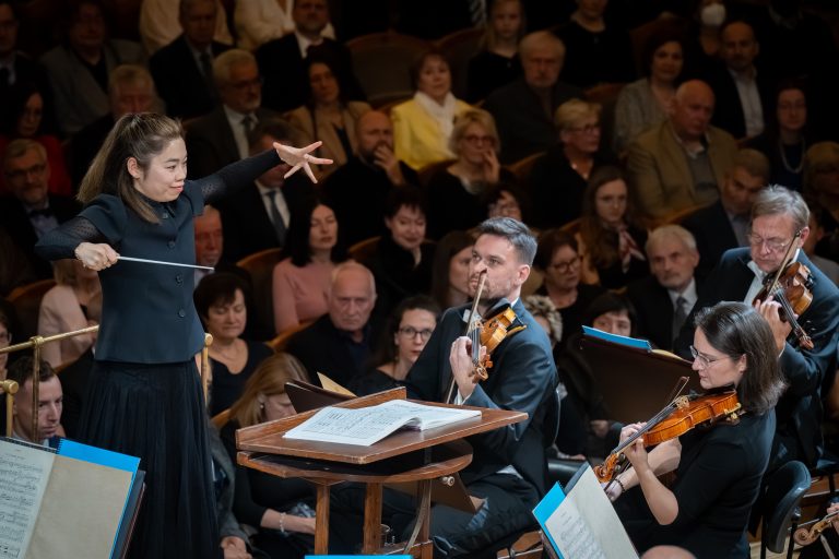Česká filharmonie • Jevgenij Kissin, 6. listopadu 2025, Rudolfinum, Dvořákova síň – Elim Chan a Česká filharmonie (foto Ivan Malý)