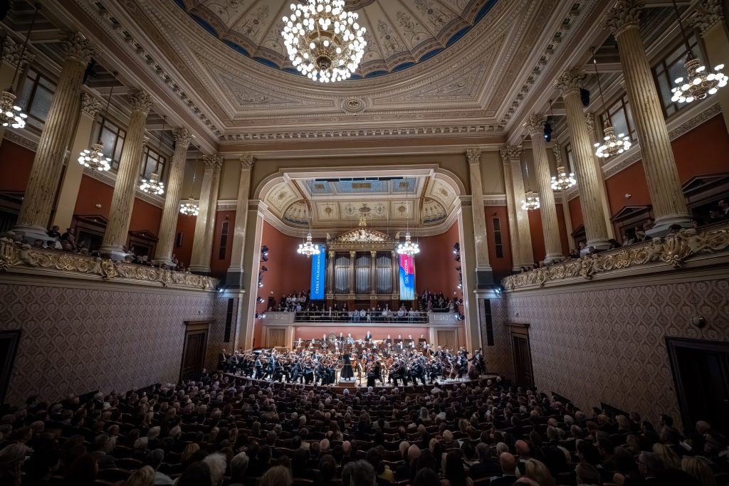 Česká filharmonie • Jevgenij Kissin, 6. listopadu 2025, Rudolfinum, Dvořákova síň – Elim Chan a Česká filharmonie (foto Ivan Malý)