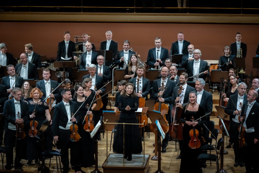 Česká filharmonie • Jevgenij Kissin, 6. listopadu 2025, Rudolfinum, Dvořákova síň – Elim Chan a Česká filharmonie (foto Ivan Malý)