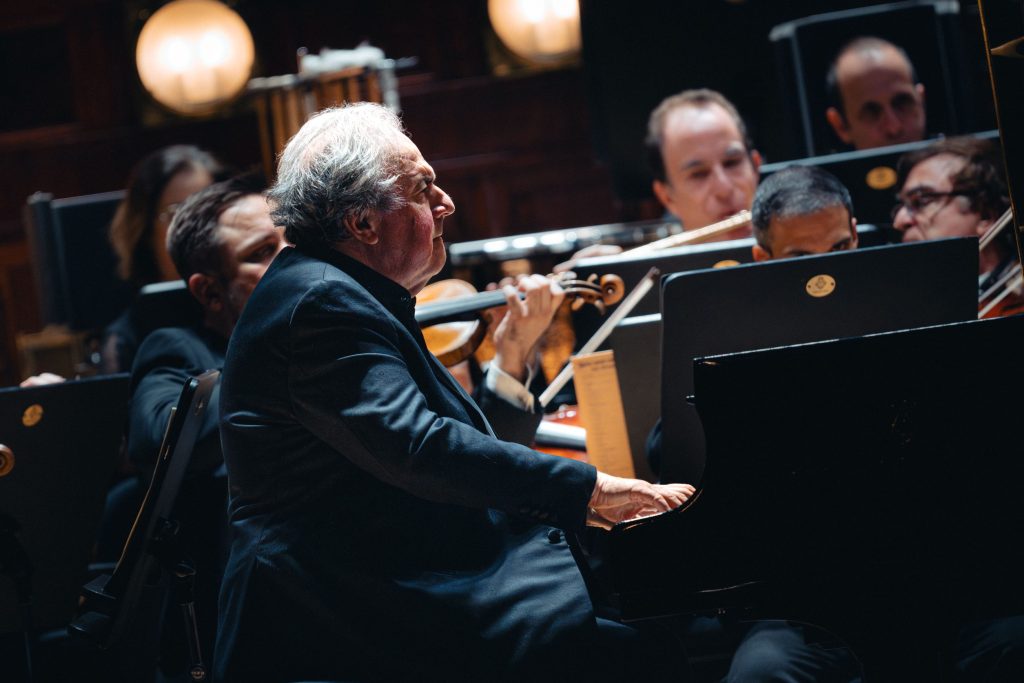 Izraelská filharmonie & Yefim Bronfman 12. listopadu 2025, Obecní dům, Smetanova síň, Praha – Yefim Bronfman (foto Petr Chodura)