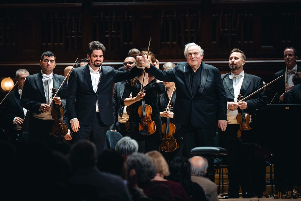Izraelská filharmonie & Yefim Bronfman 12. listopadu 2025, Obecní dům, Smetanova síň, Praha – Yefim Bronfman a Lahav Shani (foto Petr Chodura)