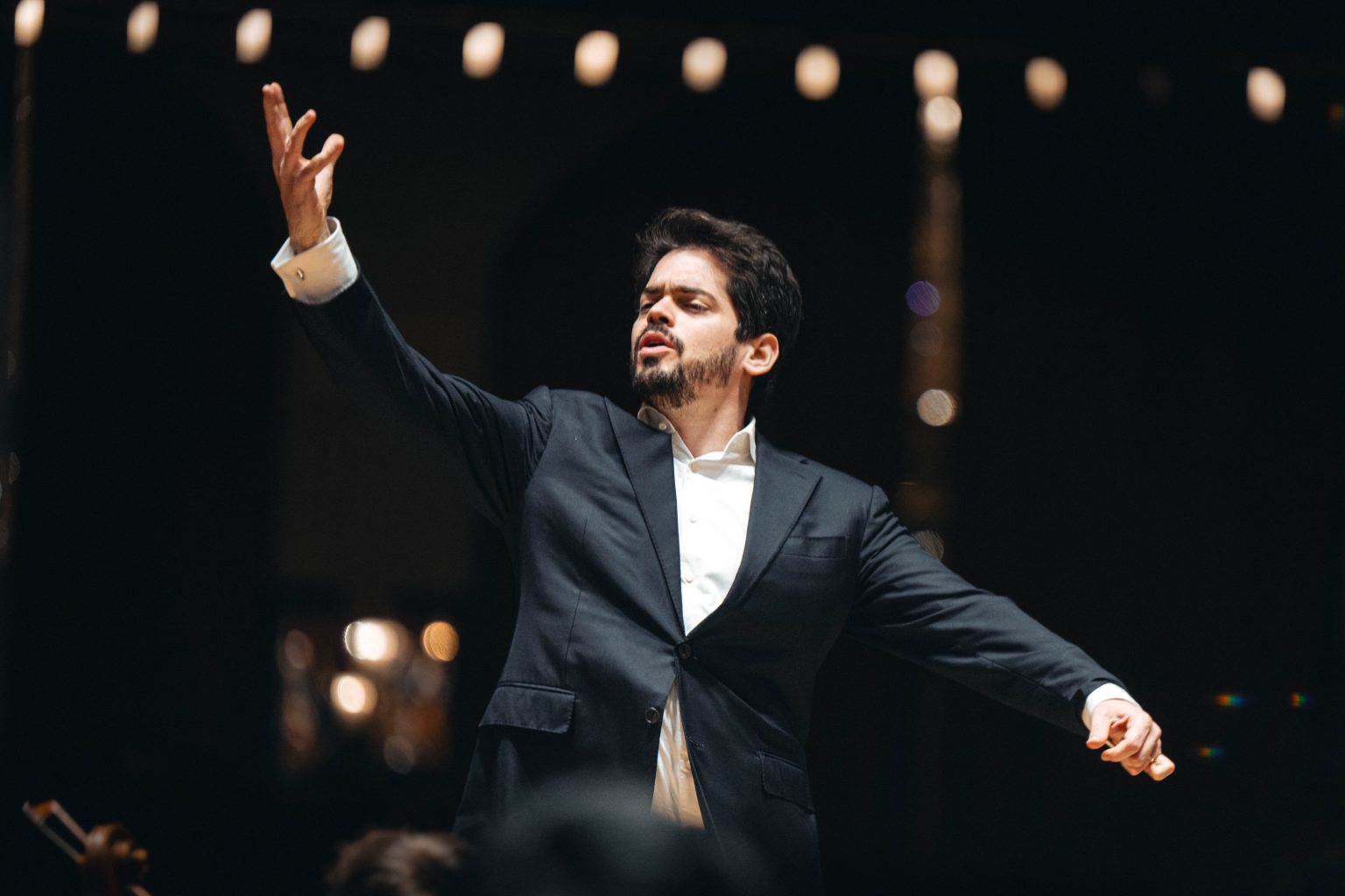 Izraelská filharmonie & Yefim Bronfman 12. listopadu 2025, Obecní dům, Smetanova síň, Praha – Lahav Shani (foto Petr Chodura)