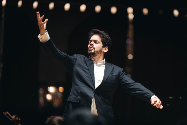 Izraelská filharmonie & Yefim Bronfman 12. listopadu 2025, Obecní dům, Smetanova síň, Praha – Lahav Shani (foto Petr Chodura)