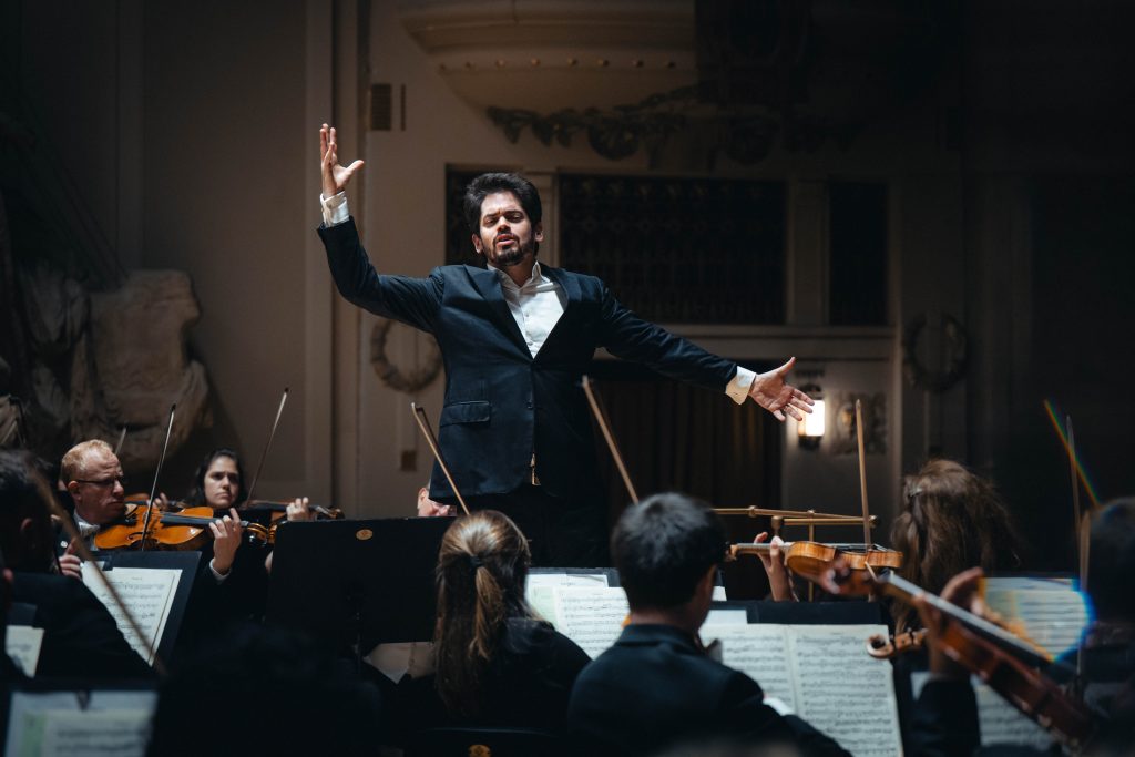 Izraelská filharmonie & Yefim Bronfman 12. listopadu 2025, Obecní dům, Smetanova síň, Praha – Lahav Shani (foto Petr Chodura)