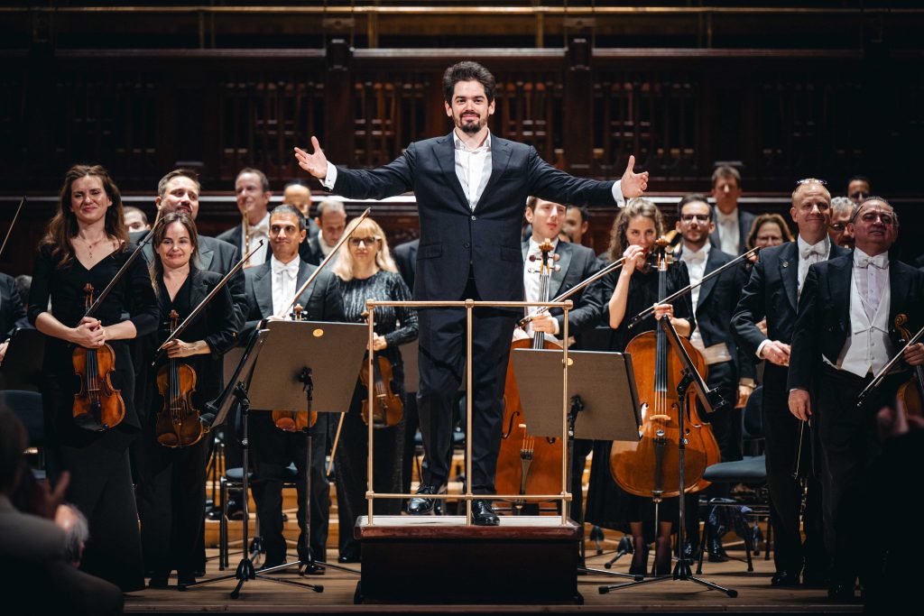 Izraelská filharmonie & Yefim Bronfman 12. listopadu 2025, Obecní dům, Smetanova síň, Praha – Lahav Shani a Izraelská filharmonie (foto Petr Chodura)