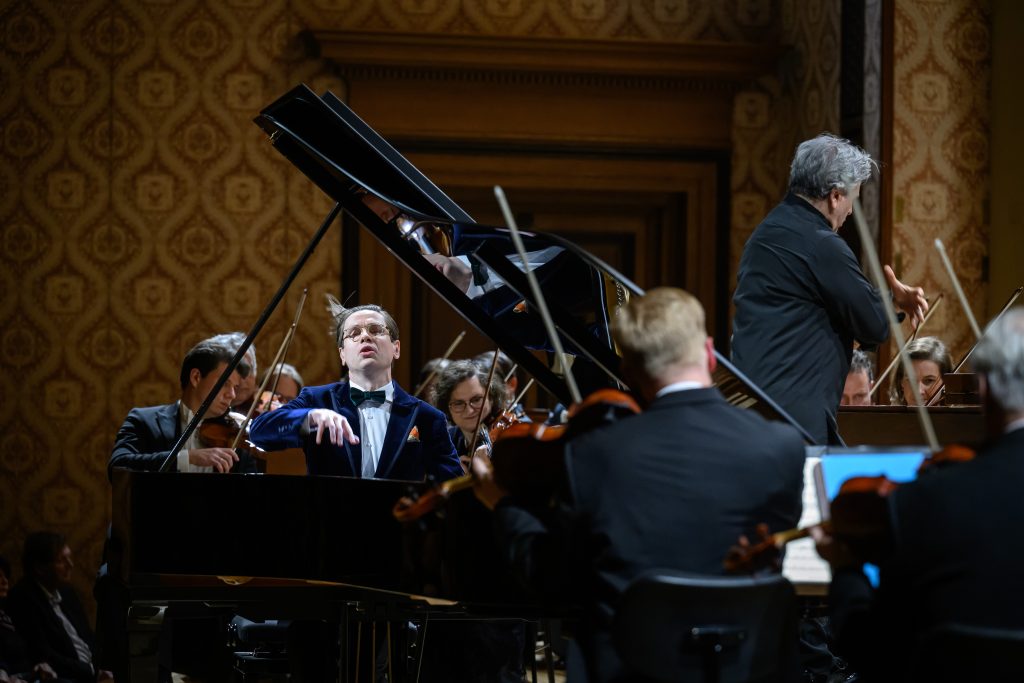 Víkingur Ólafsson, Antonio Pappano, Česká filharmonie, 26. listopadu 2025, Rudolfinum, Praha (zdroj Česká filharmonie, foto Petra Hajská)