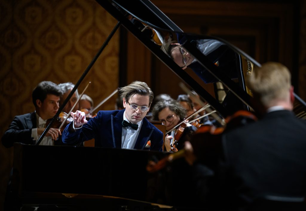 Víkingur Ólafsson, Česká filharmonie, 26. listopadu 2025, Rudolfinum, Praha (zdroj Česká filharmonie, foto Petra Hajská)