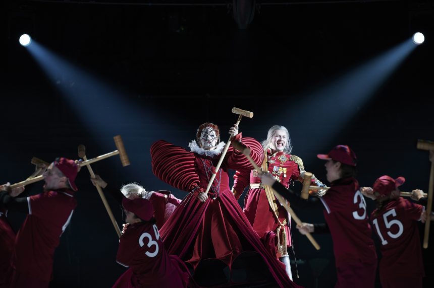 Unsuk Chin: Alice in Wonderland – Mandy Fredrich, Levente Páll, Arnold Schoenberg Chor, MusikTheater an der Wien (zdroj MusikTheater an der Wien, foto Matthias Baus)