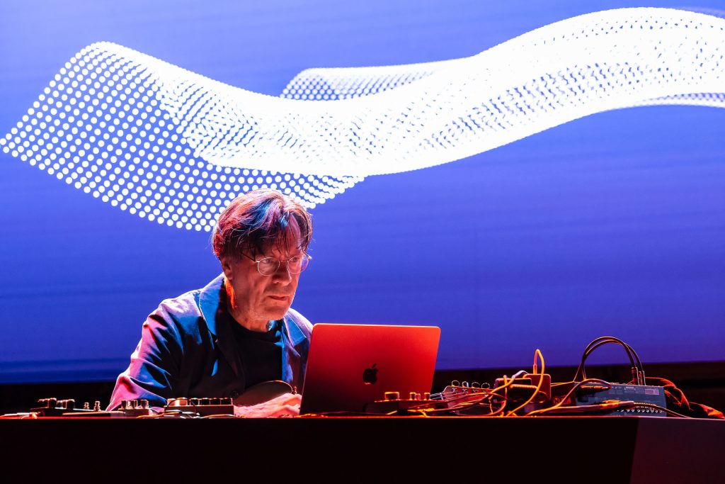 Prague Sounds Festival: Alva Noto & Fennesz, 3. listopadu 2025, ARCHA+ – Fennesz (foto Petra Hajská)