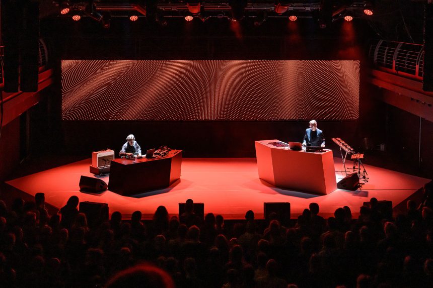 Prague Sounds Festival: Alva Noto & Fennesz, 3. listopadu 2025, ARCHA+ – Alva Noto a Fennesz (foto Petra Hajská)